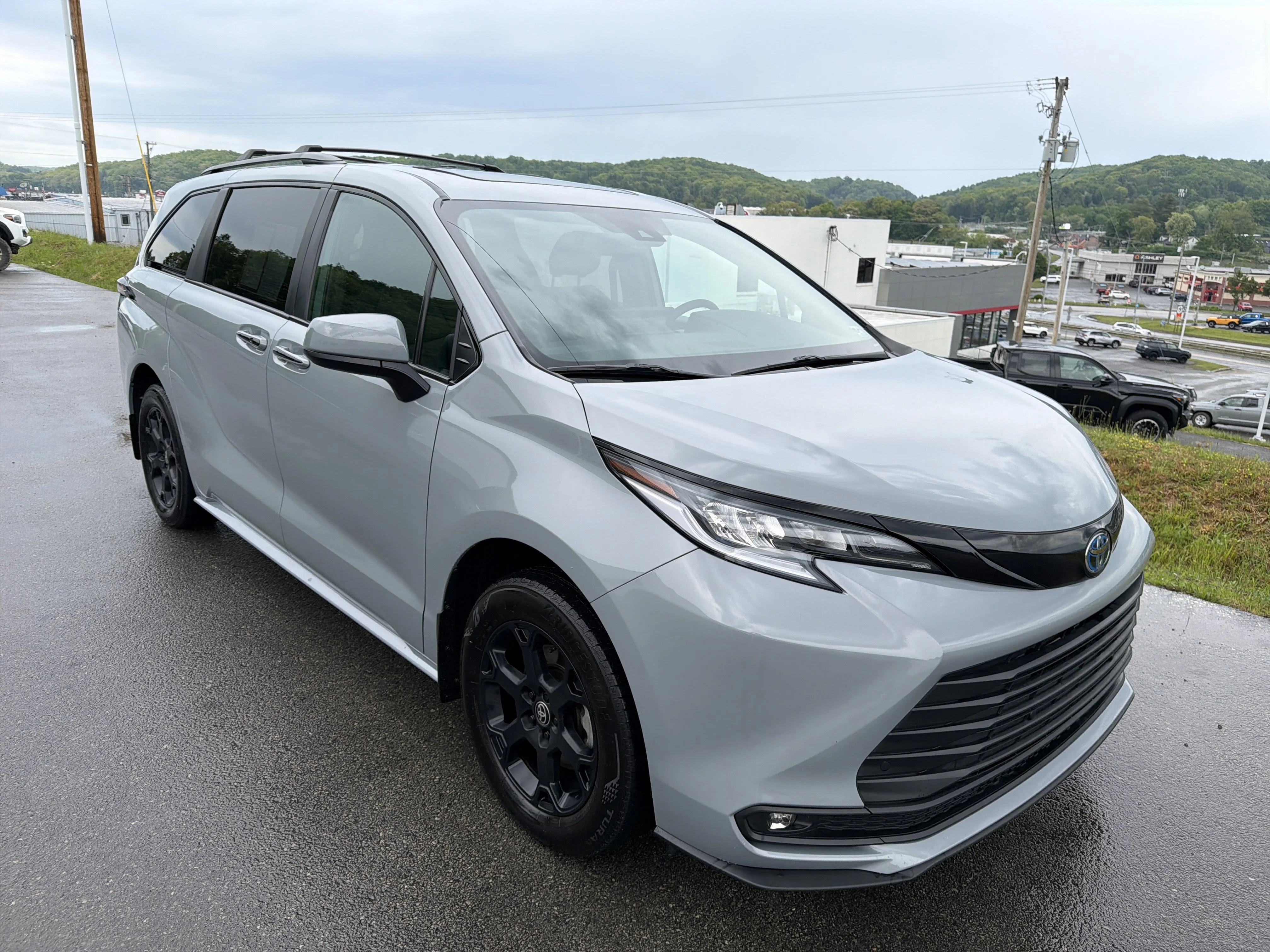 2025 Toyota Sienna Woodland Edition Hybrid AWD's photo