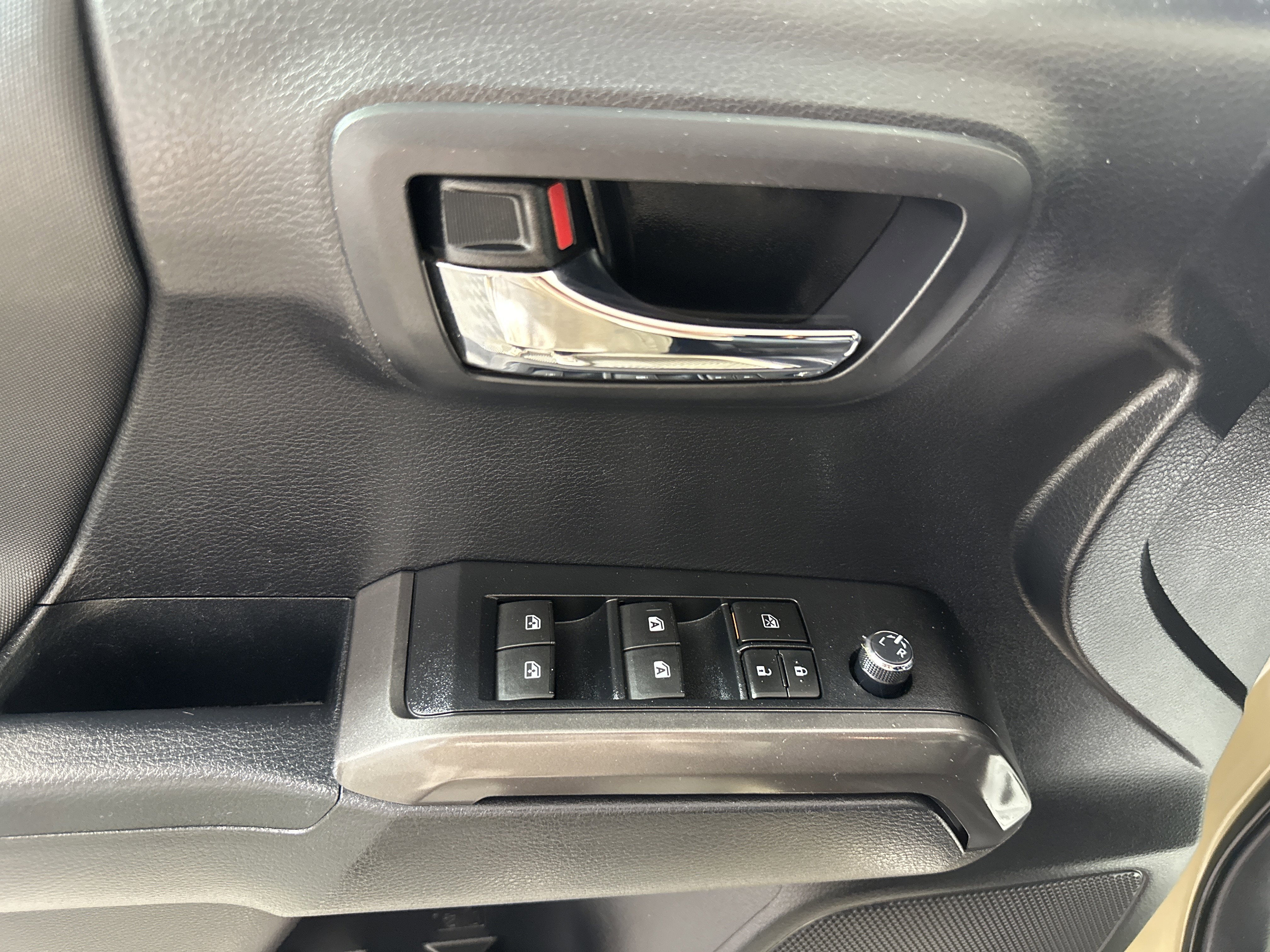 Used 2018  Toyota  image 11