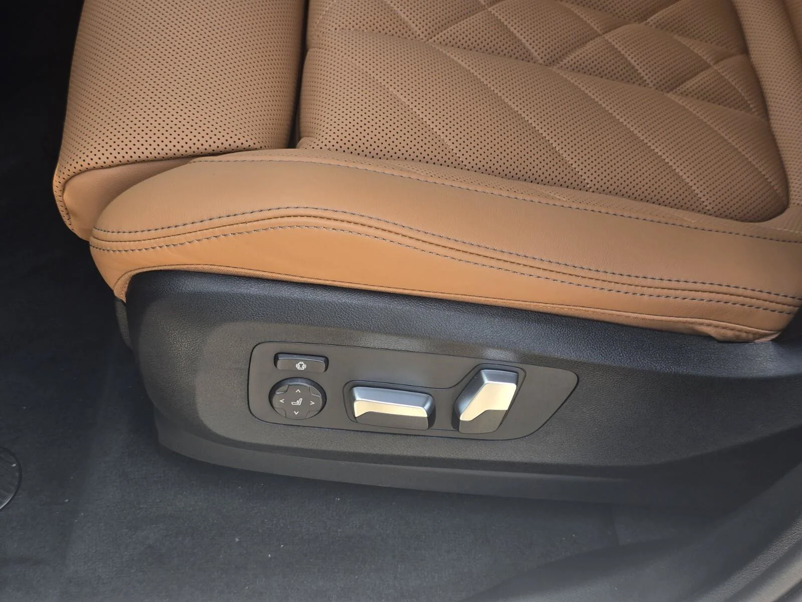 New 2026 0A96 Mineral White Metallic BMW xDrive40i image 13