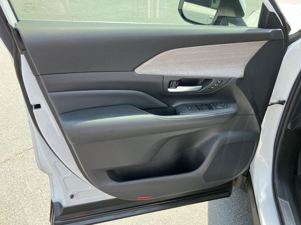 Used 2024 White (Wind Chill Pearl) Toyota Platinum AWD image 16