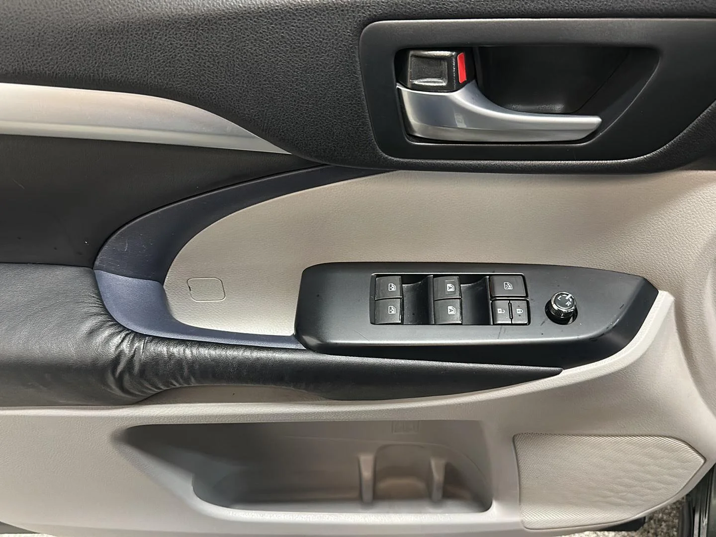 Used 2015 ALUMINA JADE METALLIC TOYOTA XLE image 17