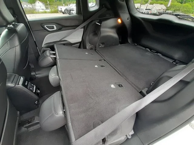 Used 2024 White Jeep Latitude image 41