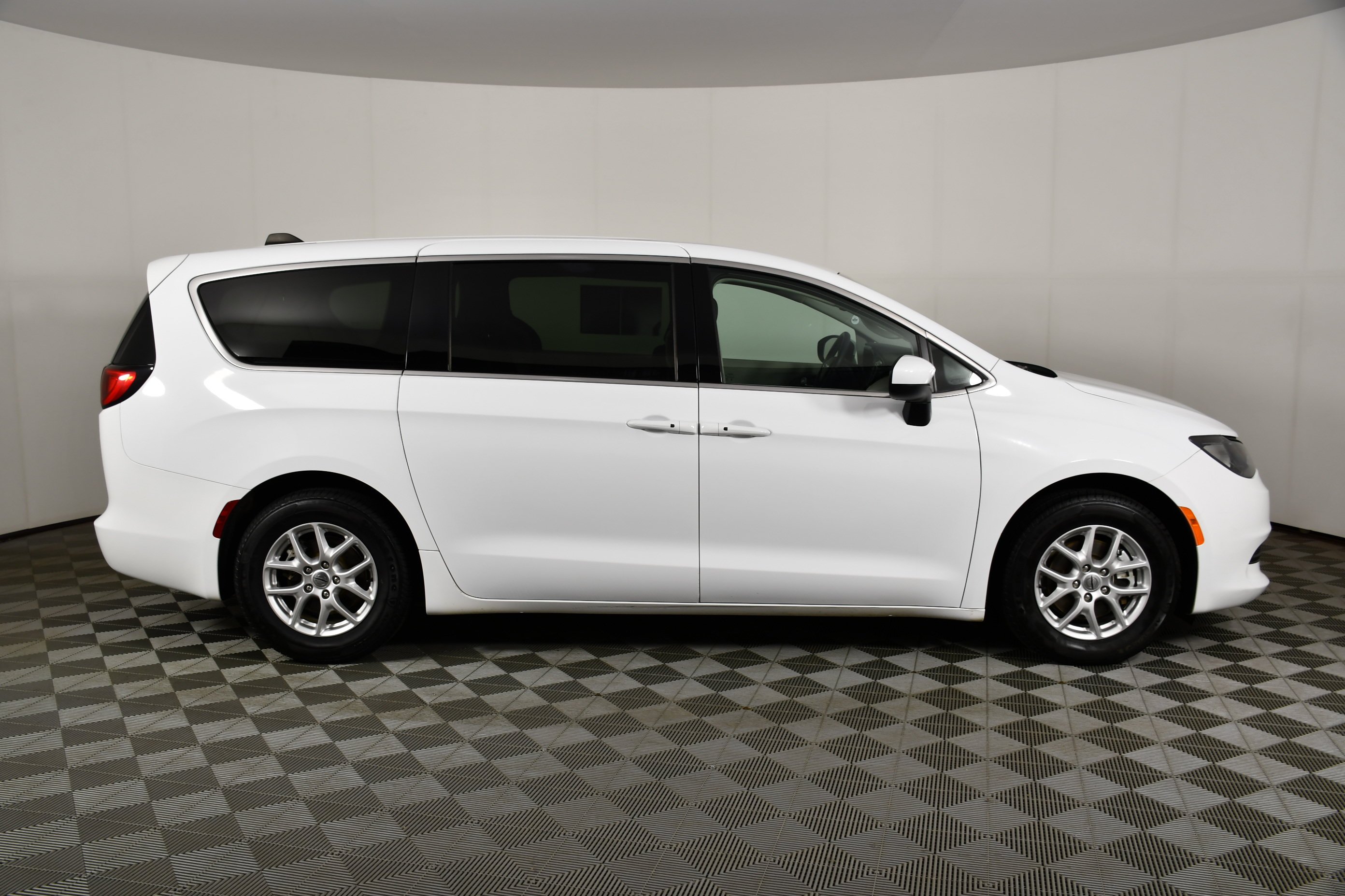 Used 2023 Bright White Clearcoat Chrysler LX image 5
