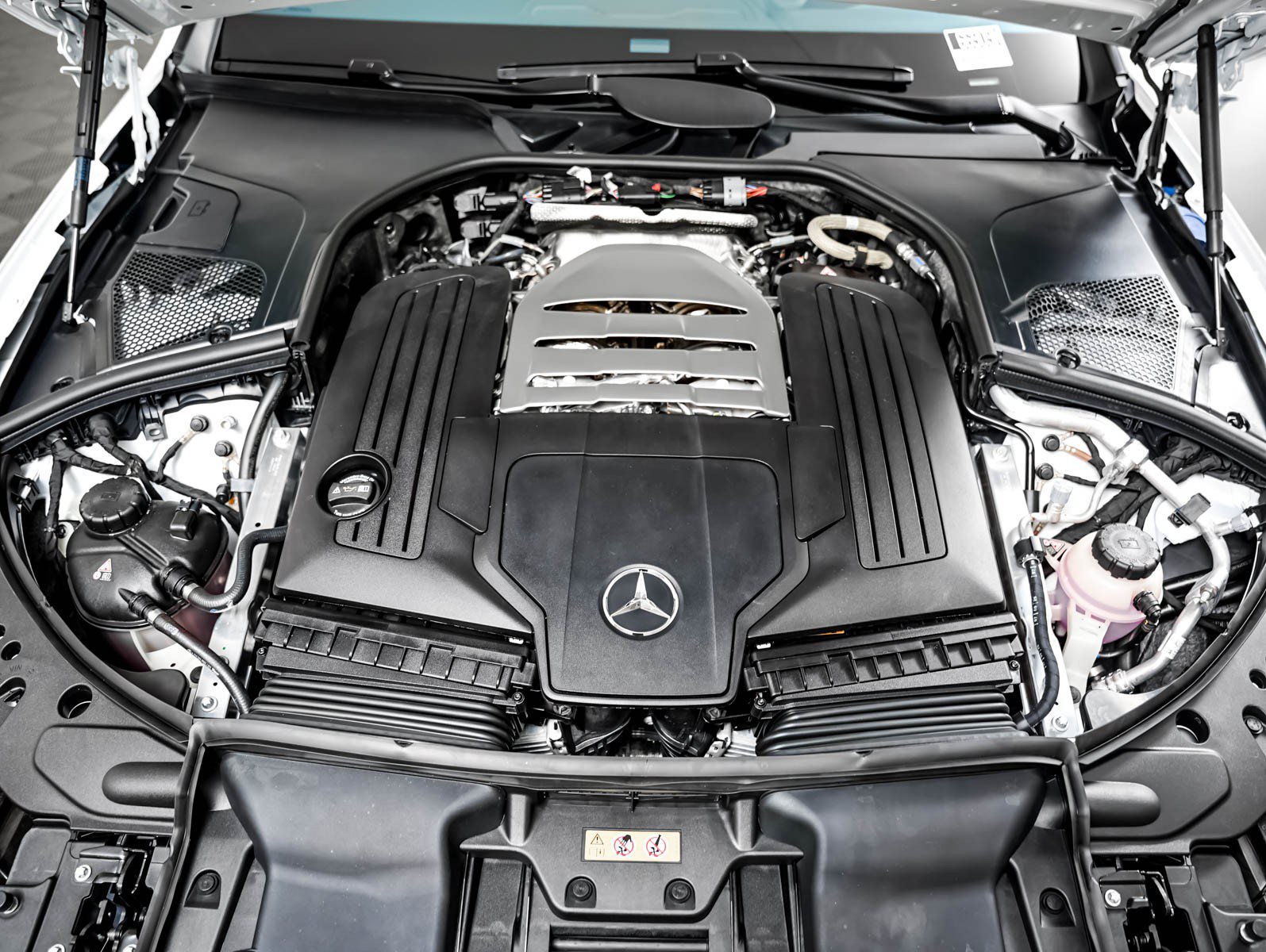 New 2027 MANUFAKTUR Moonlight White Metallic Mercedes-Benz S 580 image 4