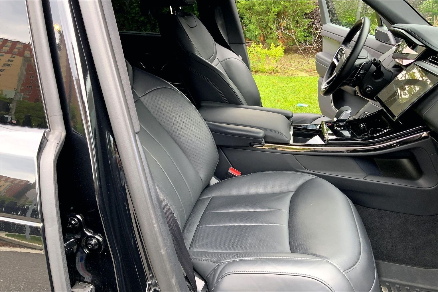 Certified Used 2025 Santorini Black Metallic Land Rover SE image 8
