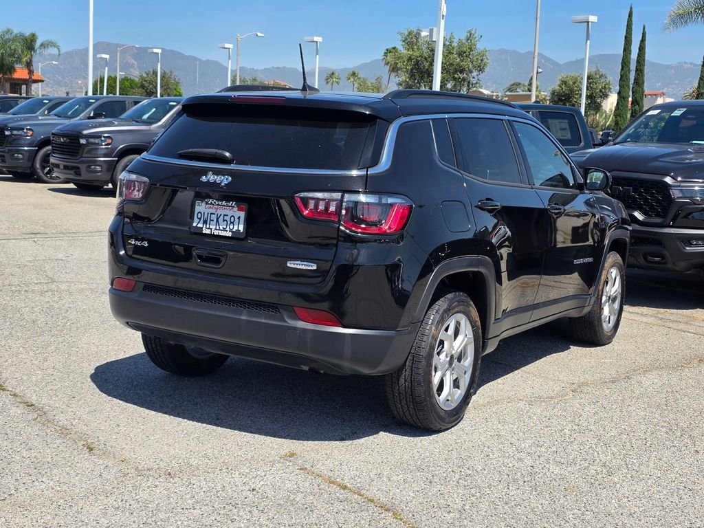 New 2025 Diamond Black Crystal Pearl-Coat Exterior Paint Jeep Latitude image 4