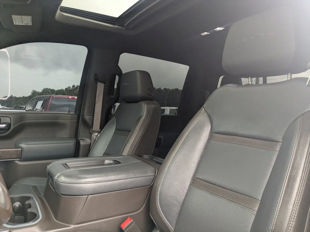 Used 2022 White Frost Tricoat GMC Denali image 14