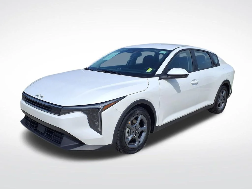Used 2025 White Kia LXS image 3