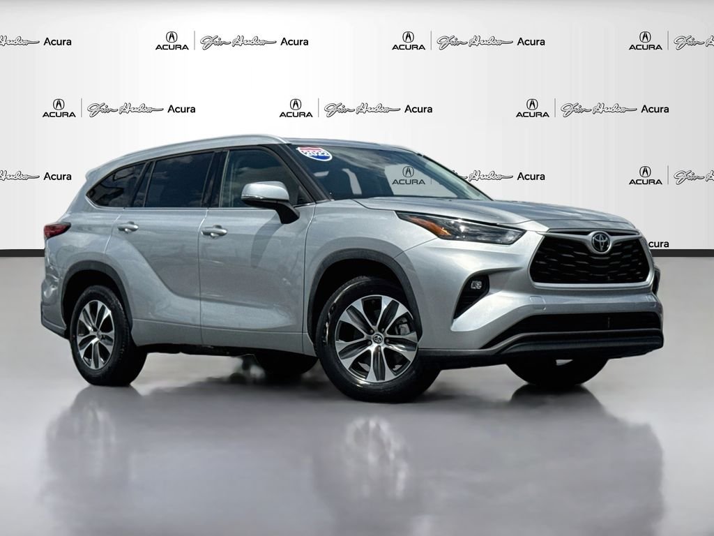 Used 2022 Silver Toyota XLE image 1