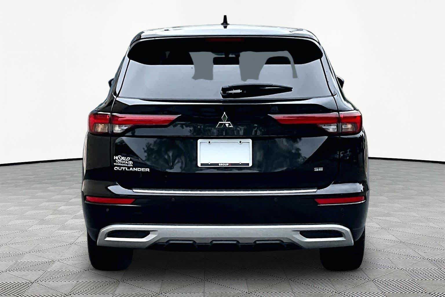 Used 2022 Black Diamond Mitsubishi SE image 5