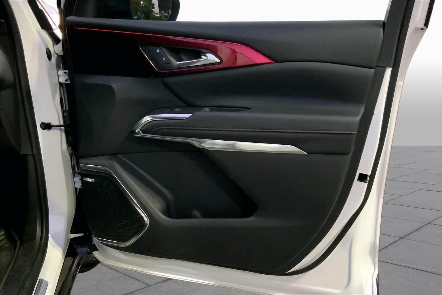 Used 2024 Iridescent Pearl Tricoat Chevrolet FWD RS image 20