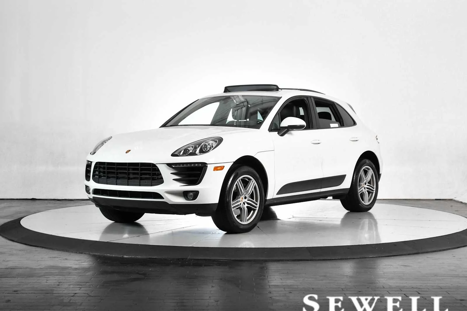 2018 Porsche Macan -'s photo