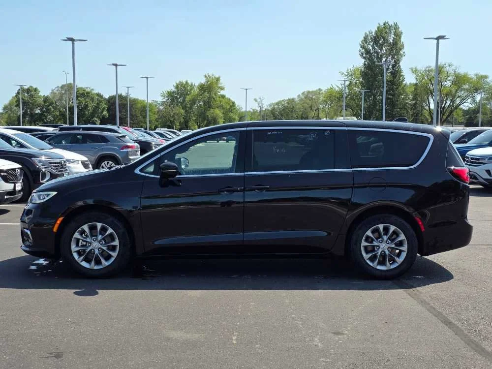 Used 2026 Chrysler Pacifica Limited with VIN 2C4RC1GG8TR177672 for sale in St. Cloud, Minnesota