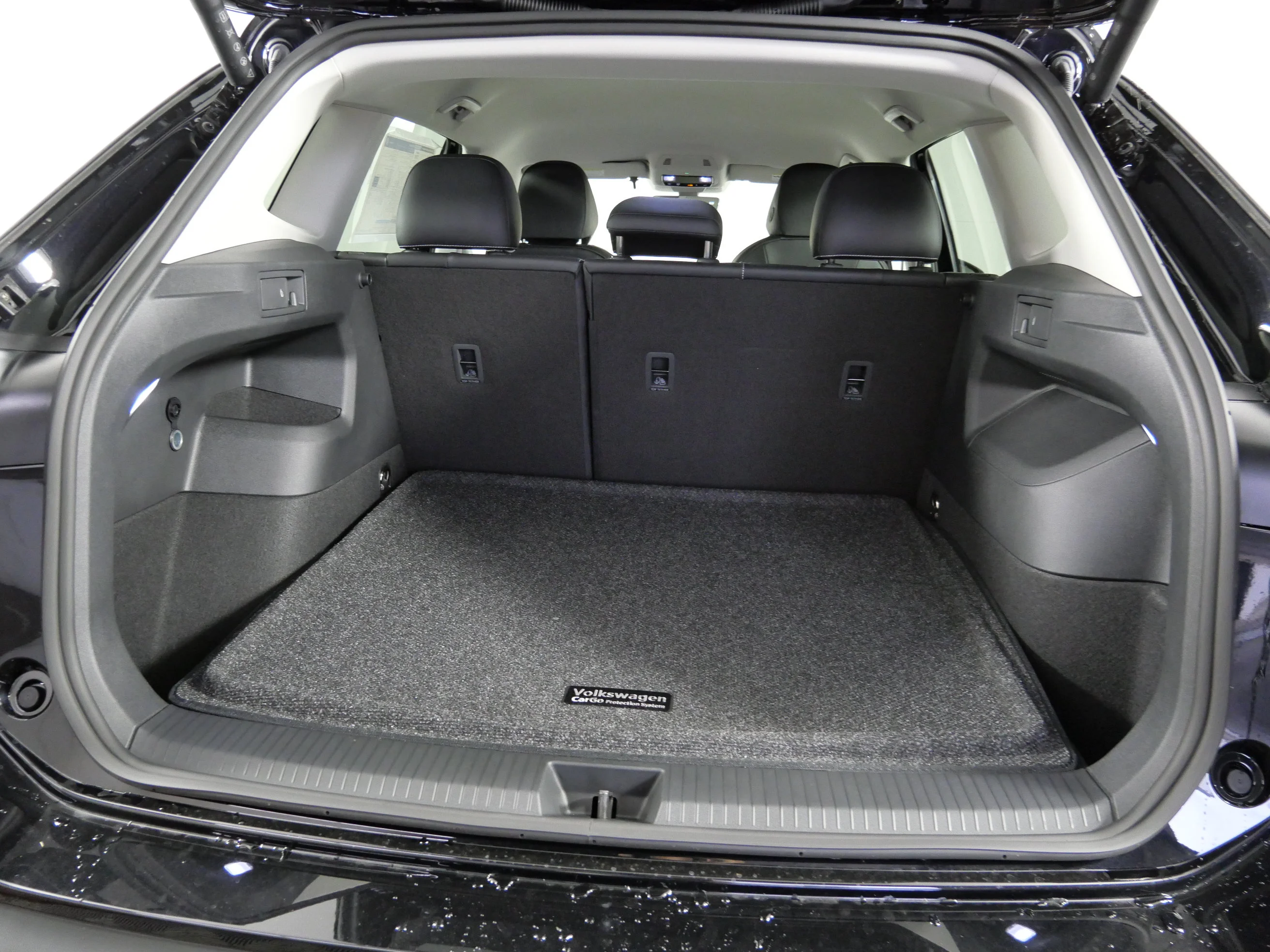 New 2026 Deep Black Pearl Volkswagen SE image 18