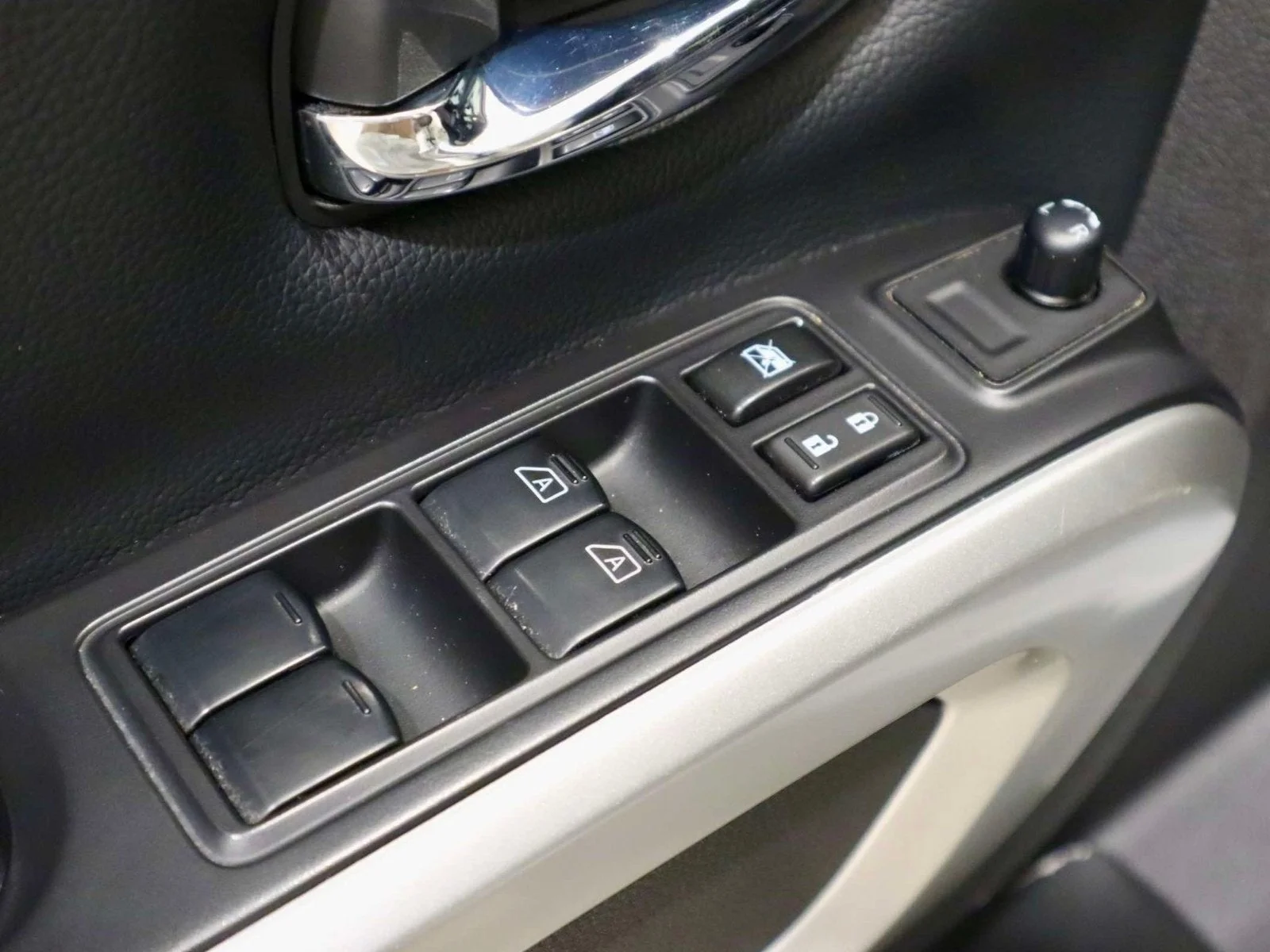 Used 2021 Glacier White Nissan SV image 19