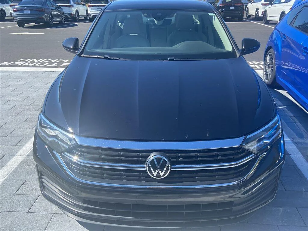 Used 2022 DEEP BLACK PEARL VOLKSWAGEN SE image 2