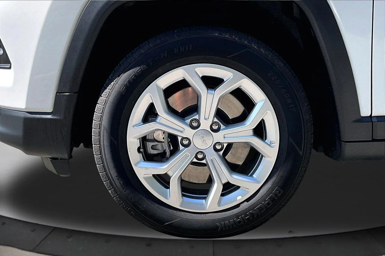 Used 2024 White/off-white Jeep Latitude image 31