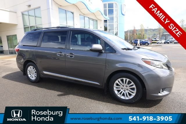 2017 Toyota Sienna XLE V6 7-Passenger Access Seat's photo