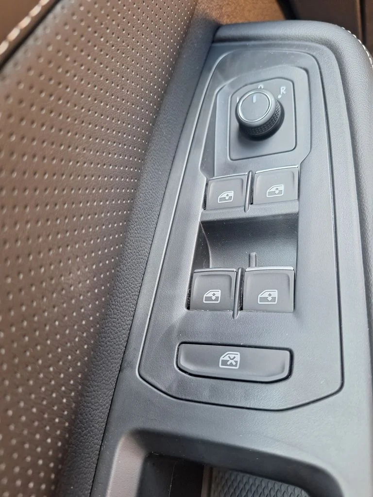 New 2026 Black Volkswagen 2.0T SE w/Technology image 20
