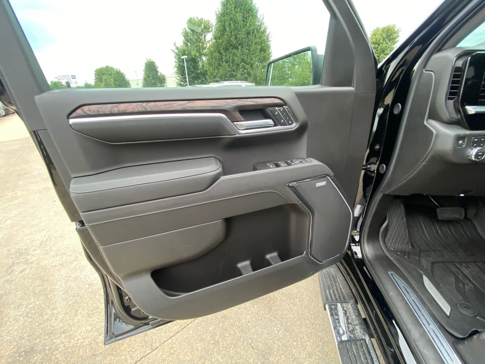 2026 GMC Sierra 1500 SLT - Photo 6