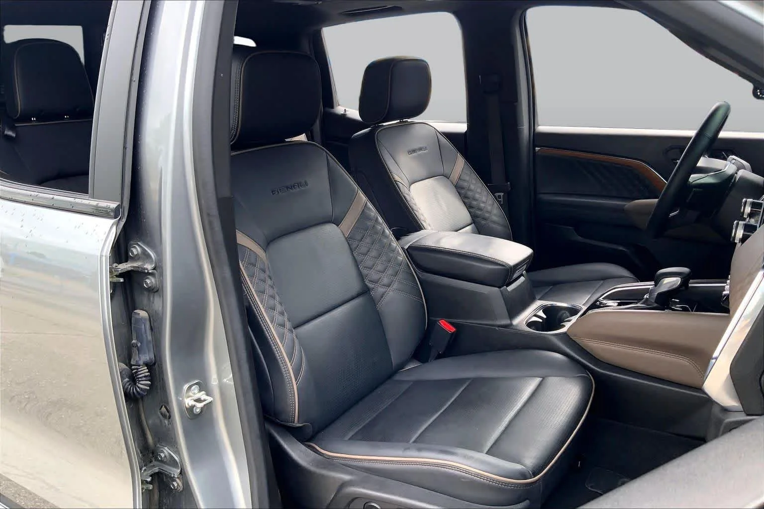 Used 2024 Sterling Metallic GMC 4WD Denali image 9