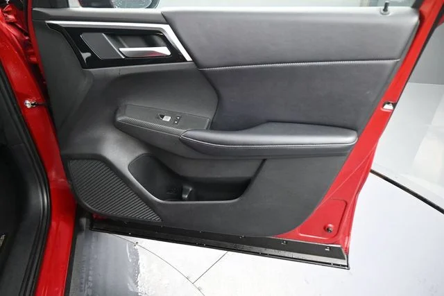 Used 2024  Mitsubishi SE image 13