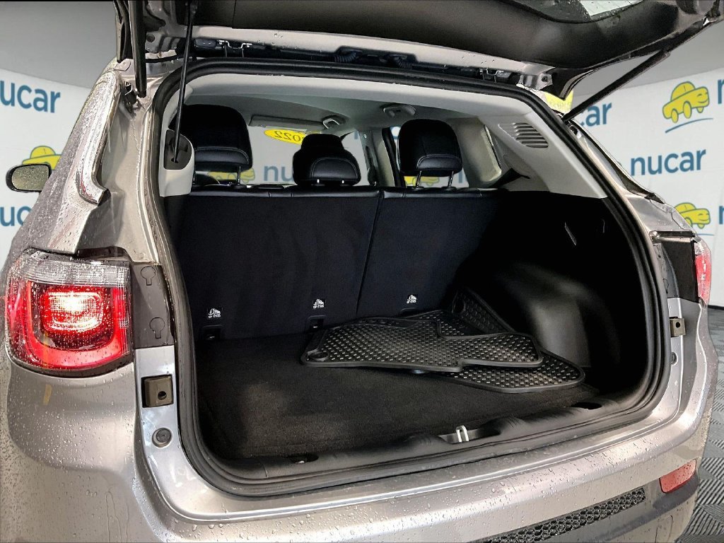 Used 2022 Silver Jeep Latitude image 23