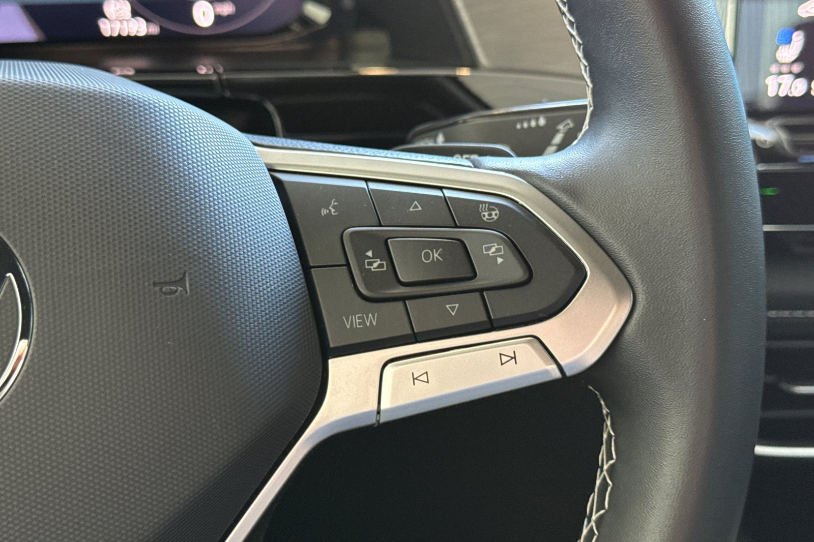 Used 2026  Volkswagen SE w/Technology image 27