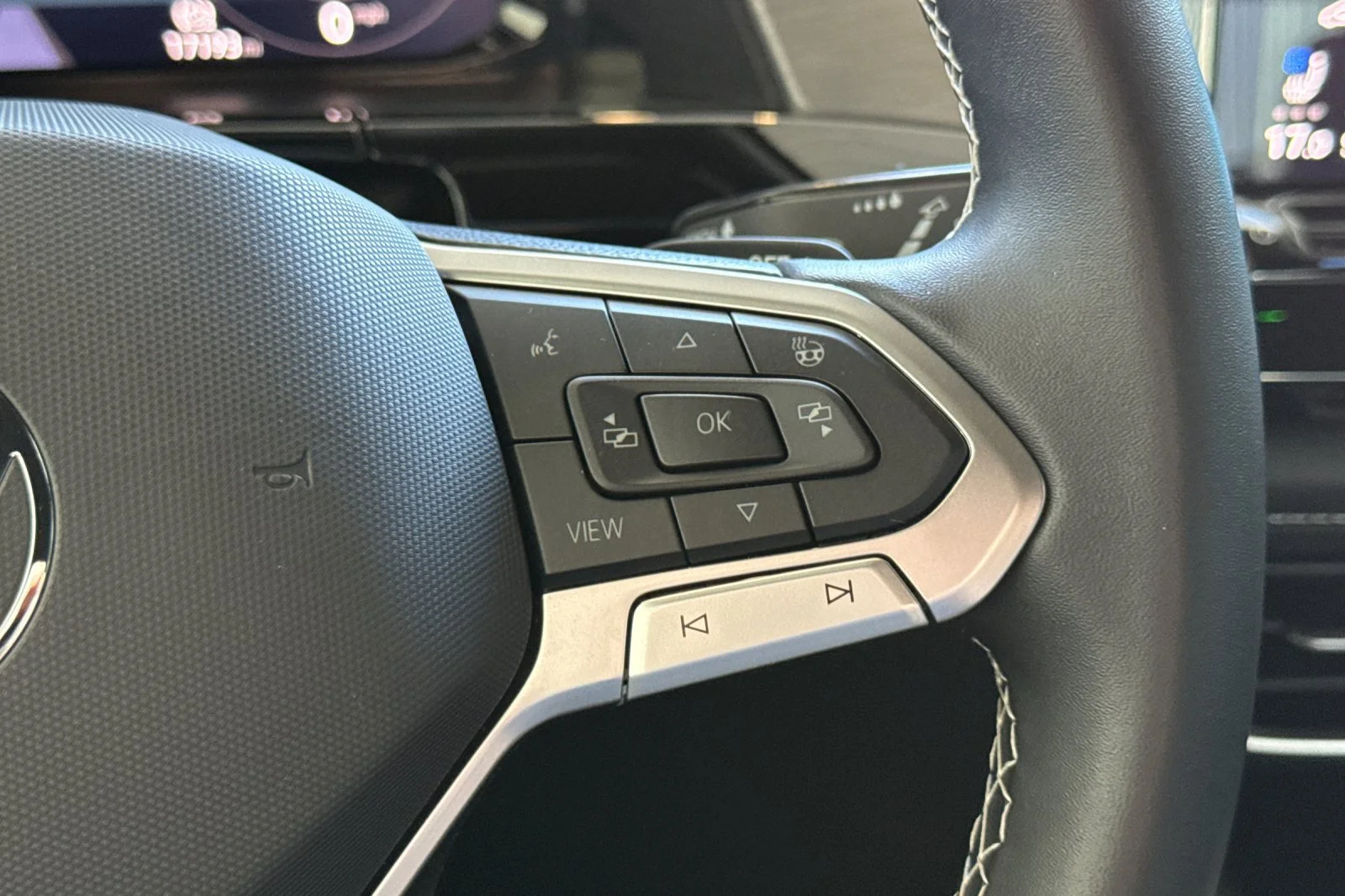 Used 2026  Volkswagen SE w/Technology image 27
