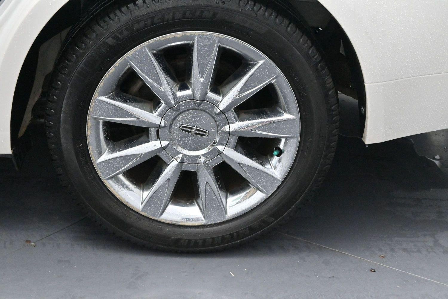 Used 2012 White Platinum Metallic Tricoat Lincoln 4dr Sdn FWD image 34