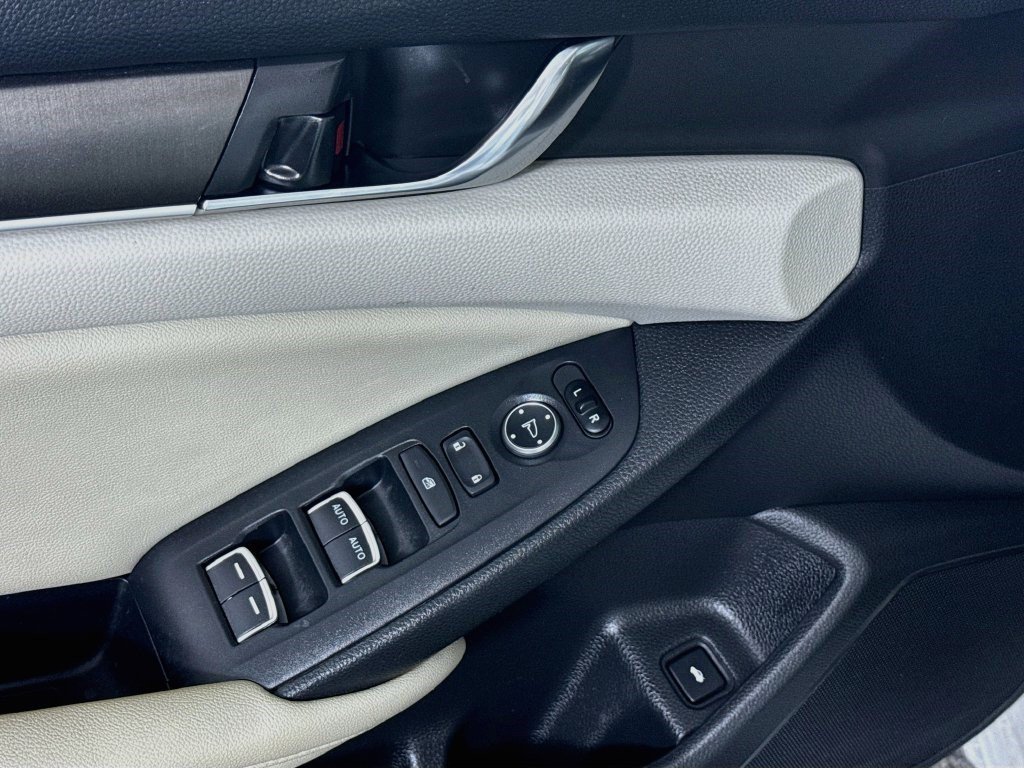 Used 2020 Platinum White Pearl Honda LX image 20