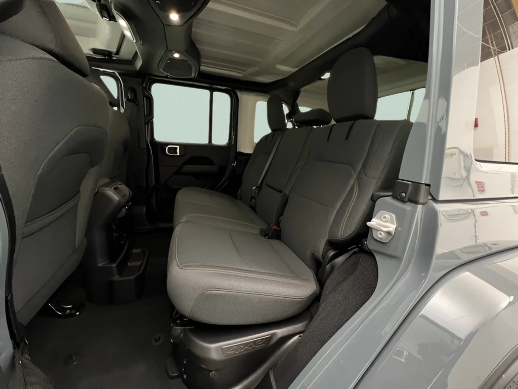 Used 2025 Anvil Clear Coat Jeep Sahara 4xe image 37