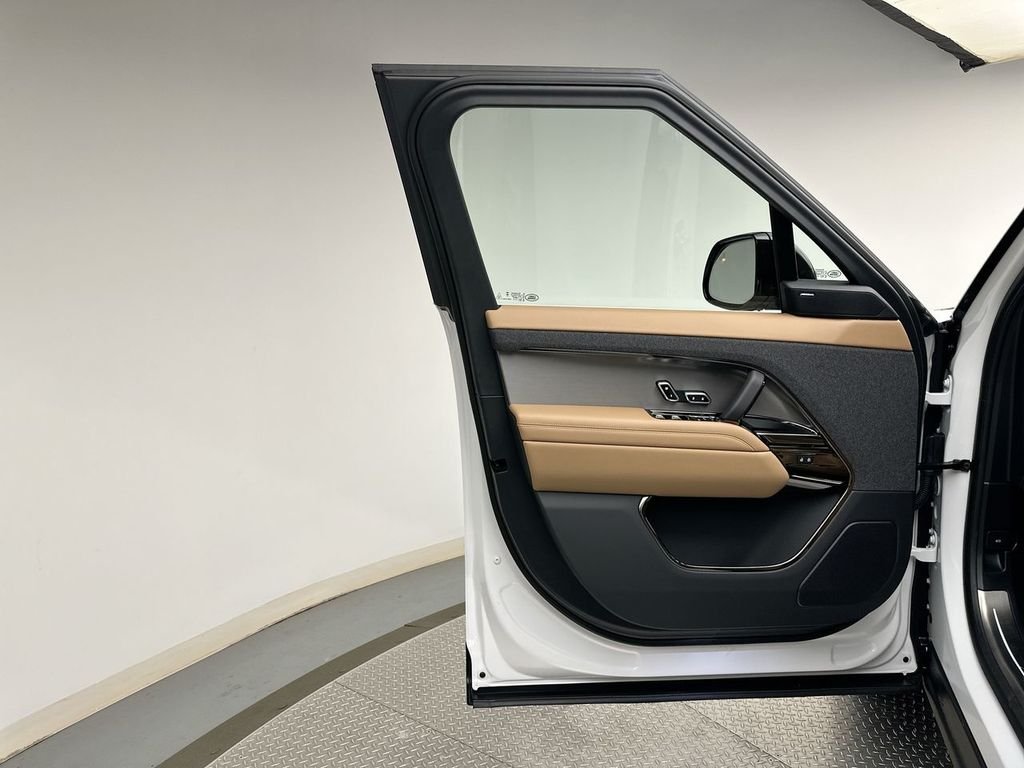 New 2026 Fuji White Land Rover SE image 9