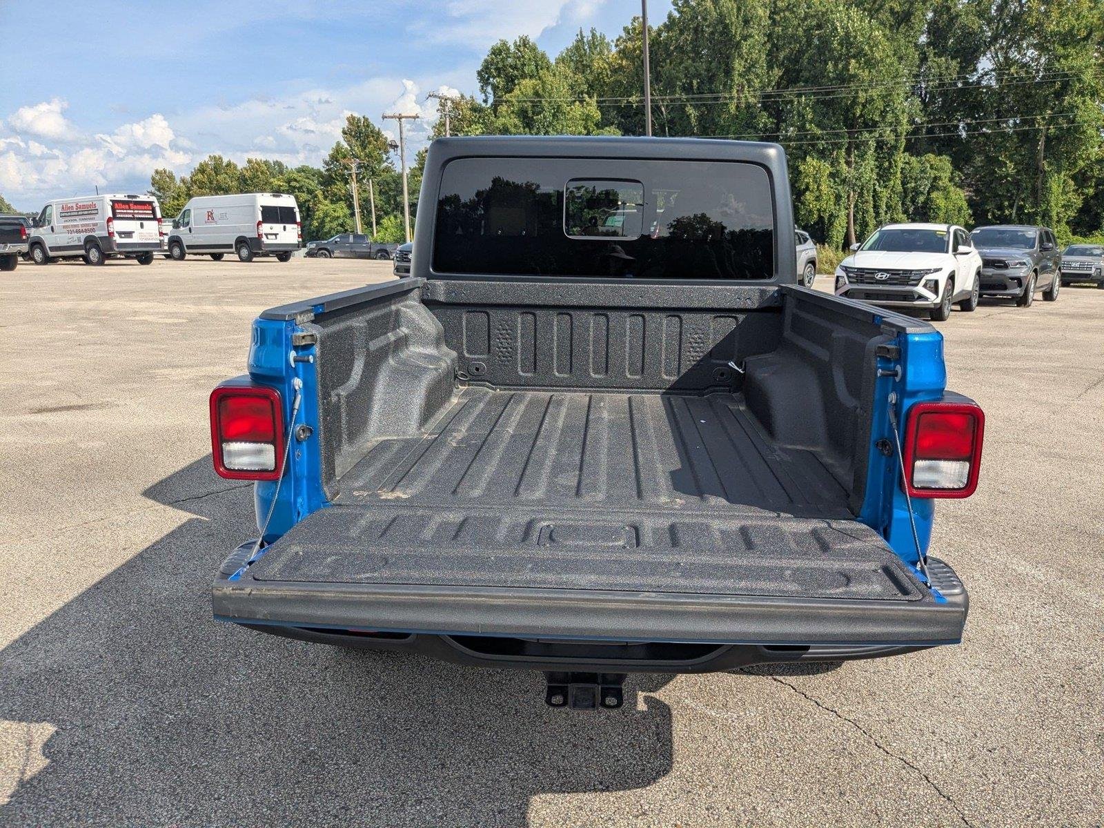 Used 2023 Hydro Blue Pearlcoat Jeep Rubicon image 6
