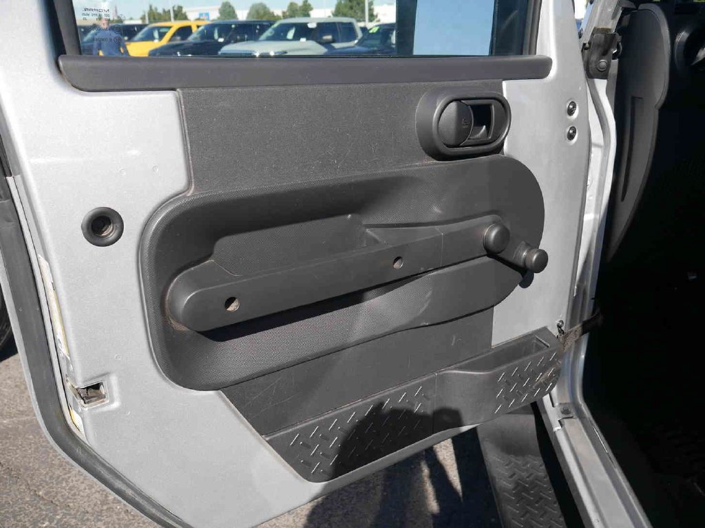 Used 2008 Silver Jeep X image 15