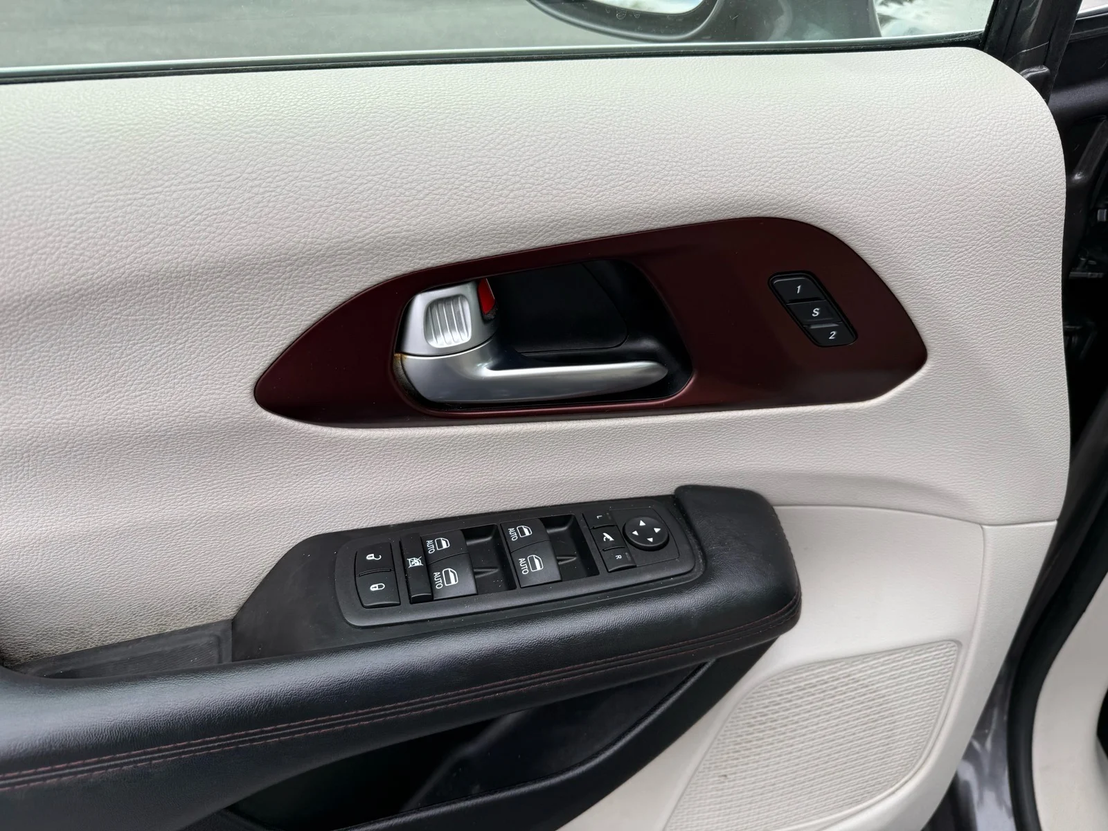 Used 2020  Chrysler Limited image 20