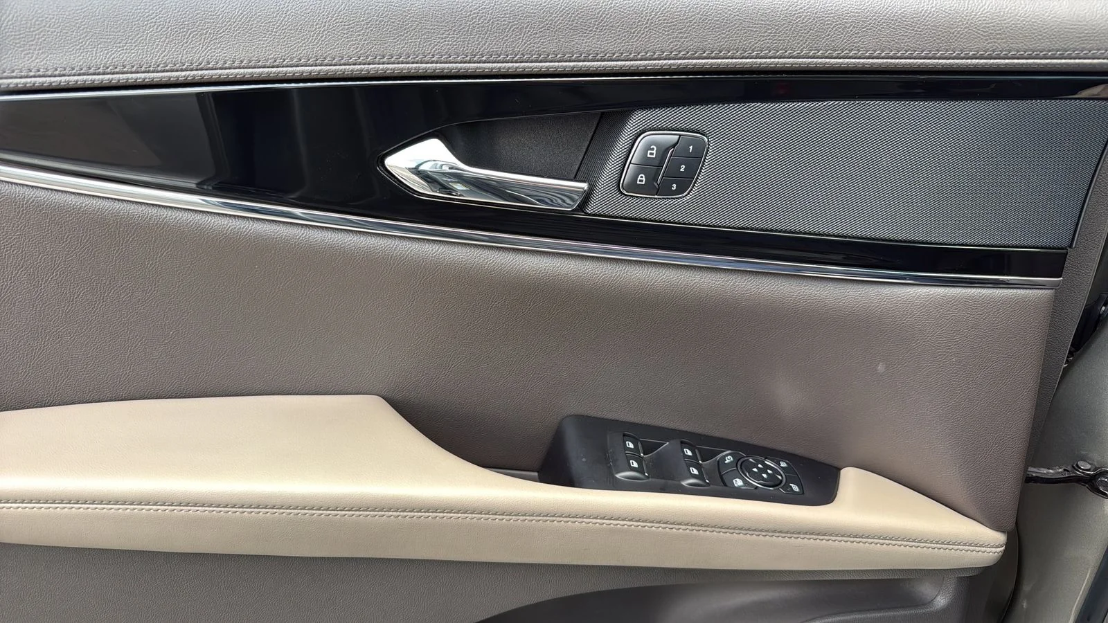 Used 2023 Beige Lincoln Reserve image 11