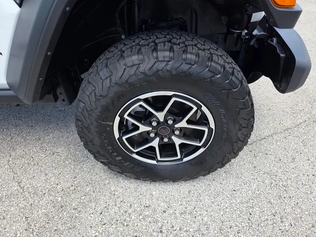 New 2026 Bright White Clear-Coat Exterior Paint Jeep Rubicon image 18
