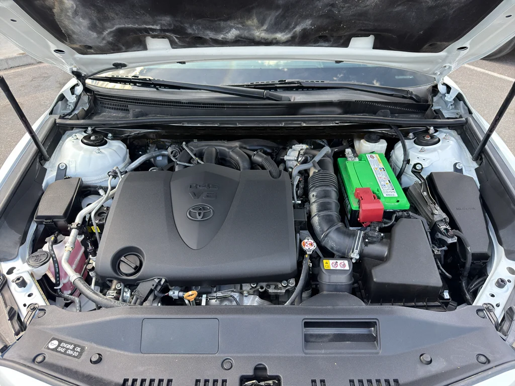 Used 2018 Super White Toyota XSE V6 image 20