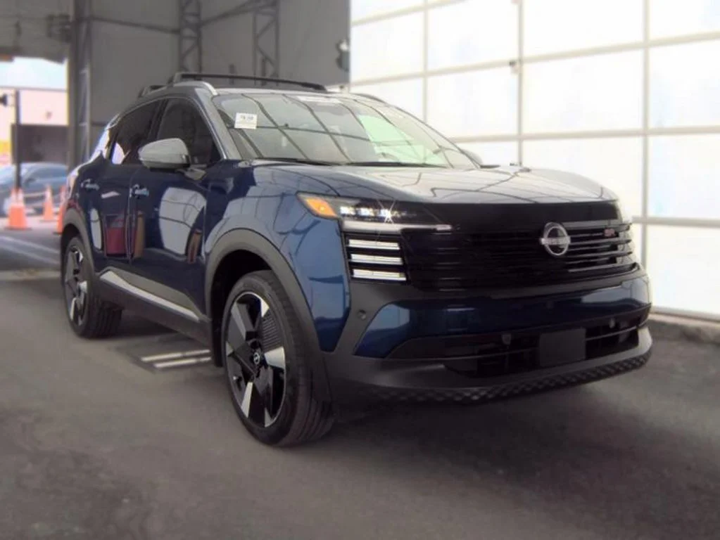 Used 2025 Deep Blue Pearl Nissan SR image 4