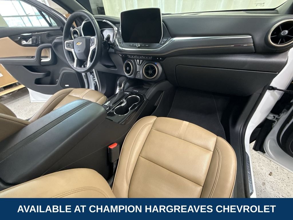 Used 2024 Iridescent Pearl Tricoat Chevrolet Premier image 37