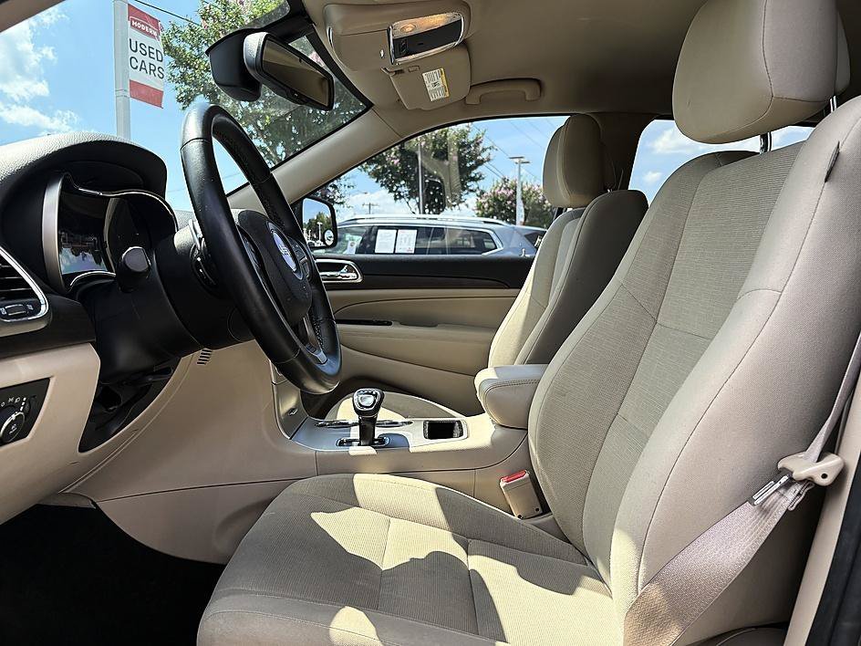 Used 2015 Granite Crystal Metallic Clearcoat Jeep Laredo image 9