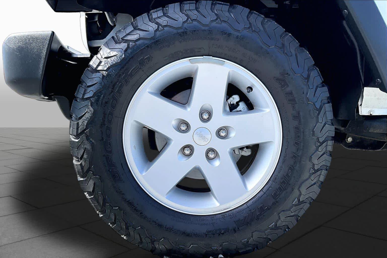 Used 2017 Bright White Clearcoat Jeep Sport image 11