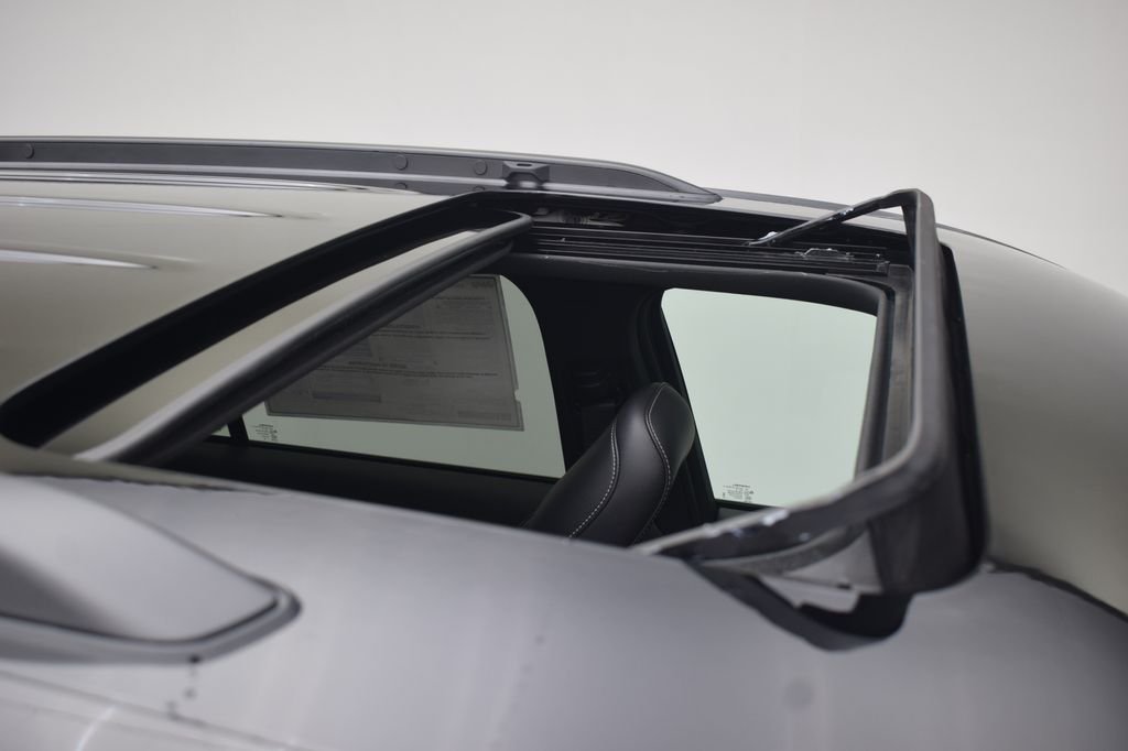 New 2026 Diamond Black Crystal Pearl-Coat Exterior Paint Jeep Laredo Altitude image 6