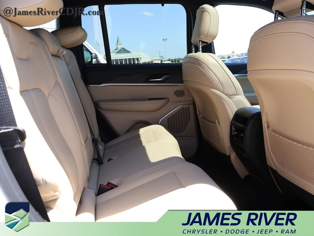 Used 2022 White Jeep 4xe image 12