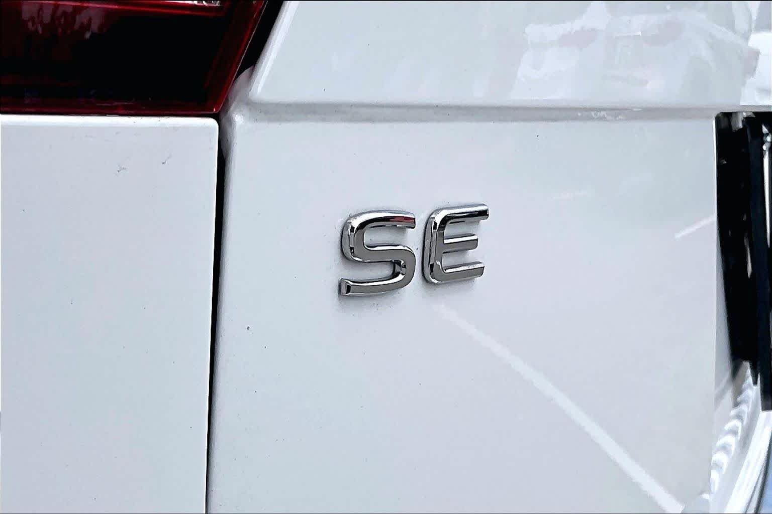 Used 2024 Pure White Volkswagen SE image 9