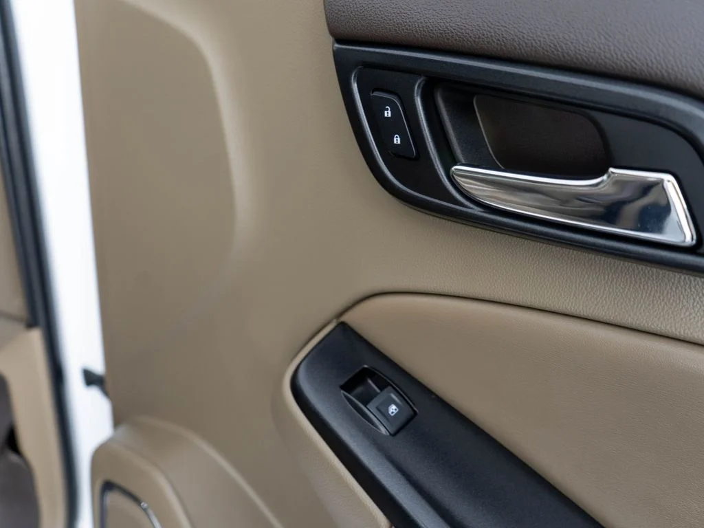Used 2018 White GMC SLT image 9