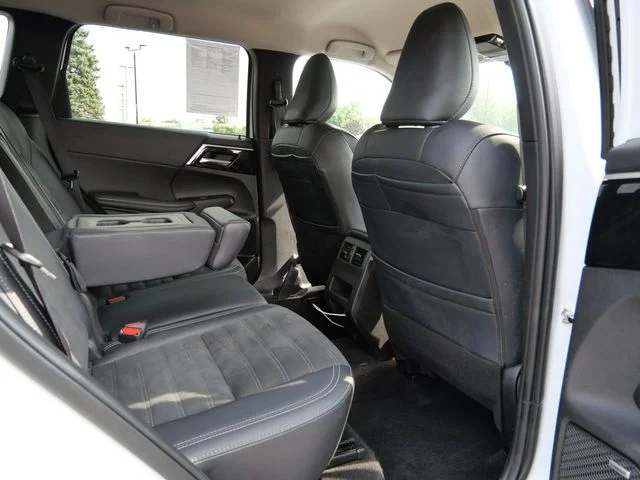Certified Used 2025 White Diamond Mitsubishi SE image 9