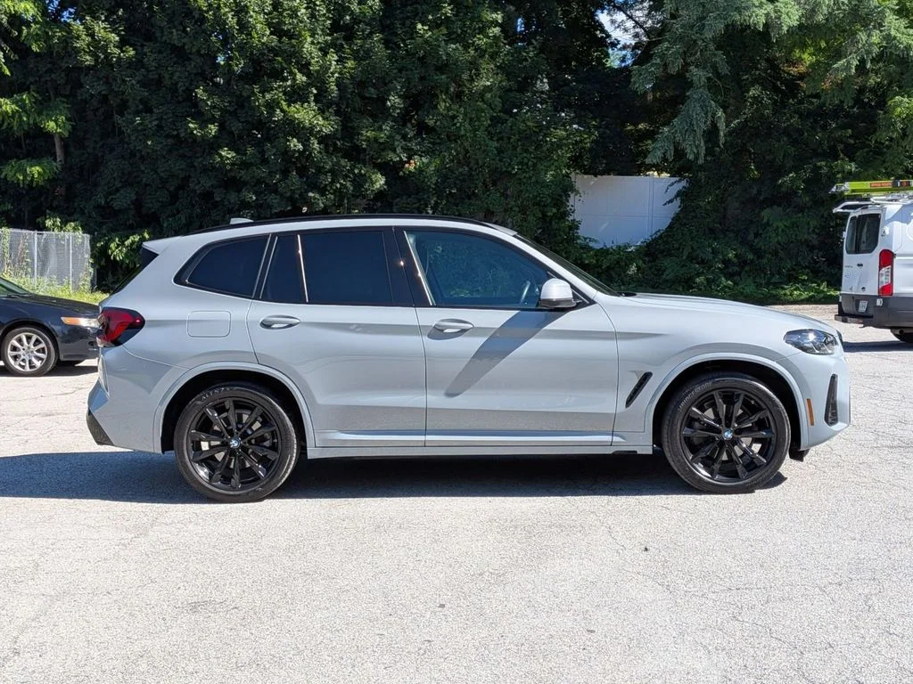 Used 2024 Gray BMW xDrive30i image 2