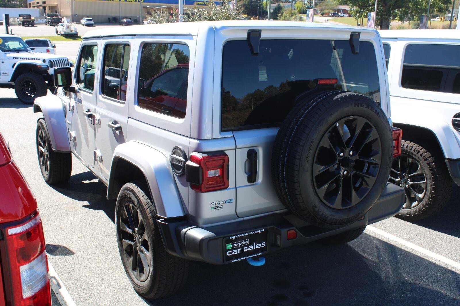 Used 2024 Silver Zynith Clearcoat Jeep Sahara image 8